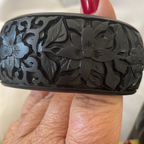 Black Cinnabar resin bangle bracelet - Picture 5 of 6
